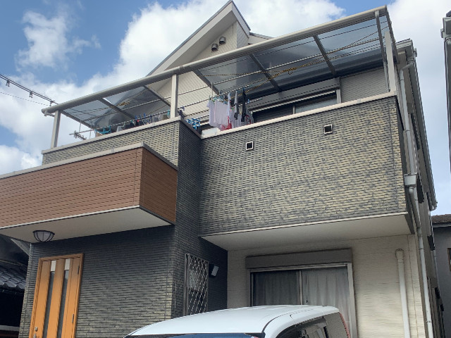 剥がれたベランダ屋根