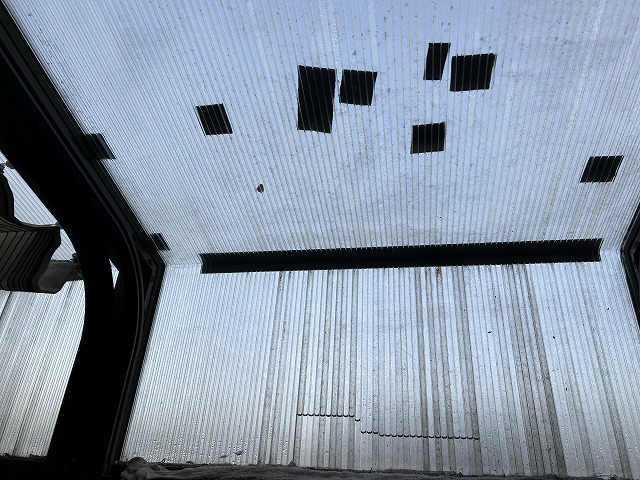 防水テープで穴あき応急処置した波板屋根