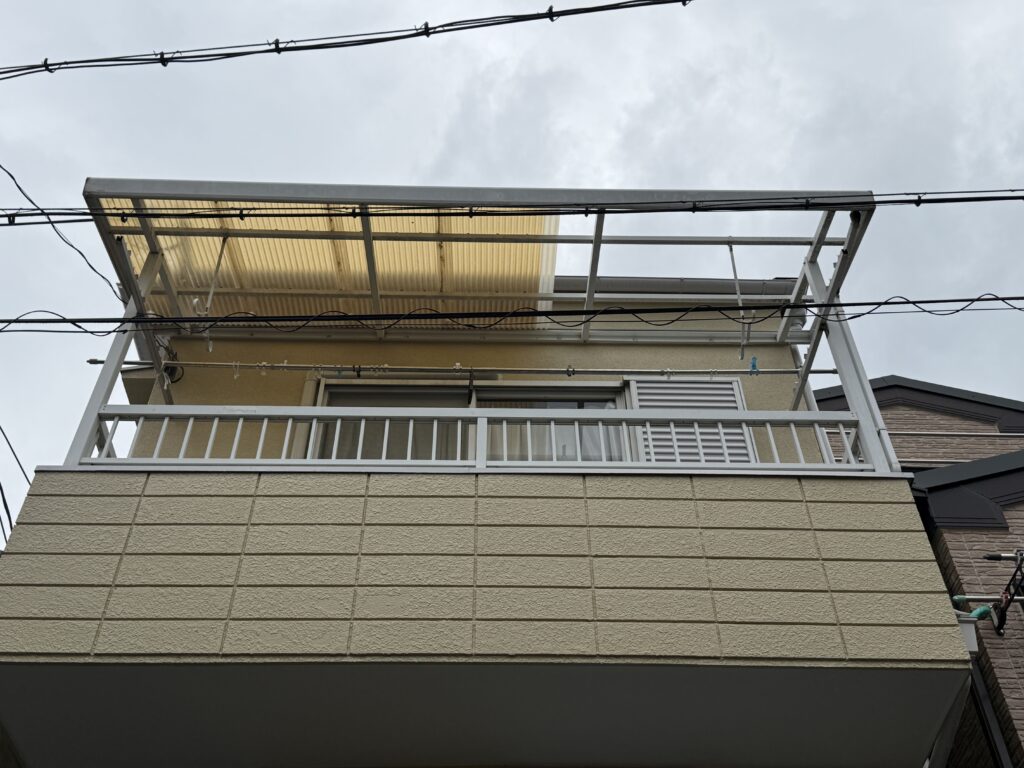 部分的に飛散したベランダ屋根