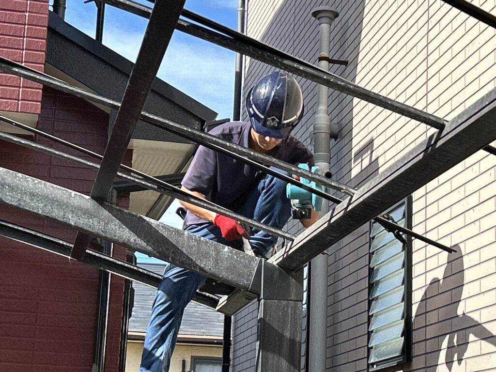 アルミフレームの洗浄と点検