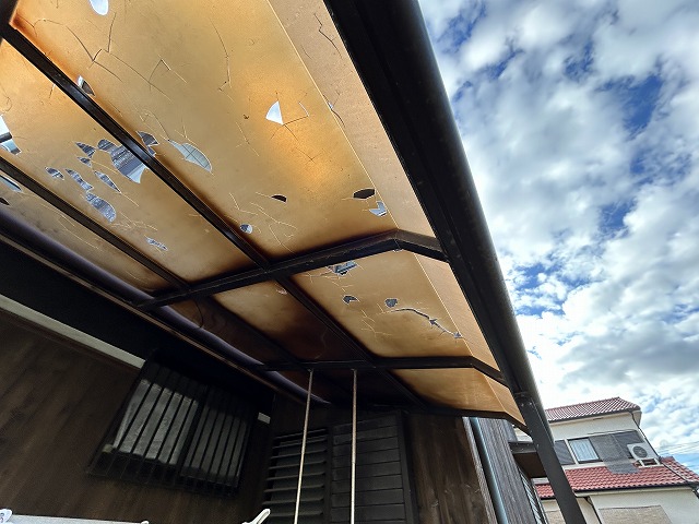 穴だらけのベランダ屋根