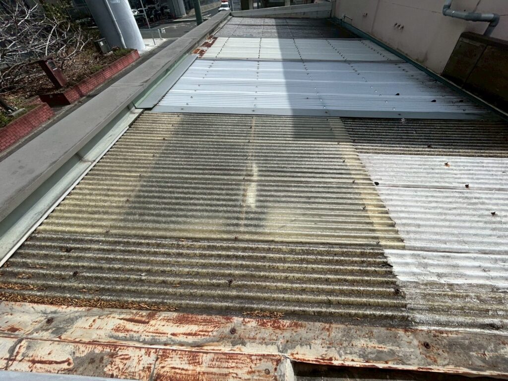 波板の硬化が進み、いつひび割れてもおかしくない状態