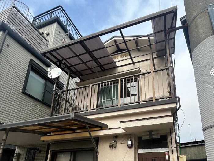 経年劣化により波板を固定しているフックが外れ、パネル自体も弾力性を失って割れやすい危険な状態